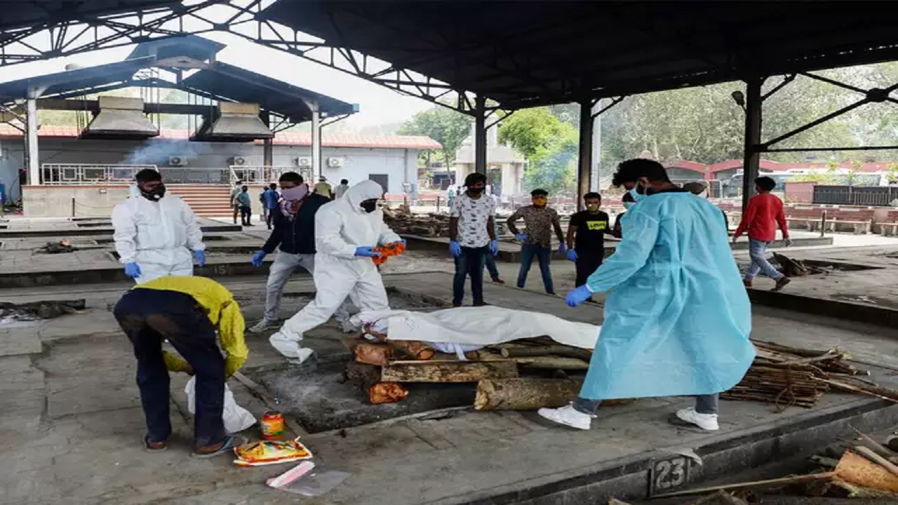 Delhi, Gujarat, Lucknow, Chhattisgarh, Jharkhand, Maharashtra सहित कई राज्यों में कोरोना मृतकों के लिए श्मशान पर चल रही वेटिंग